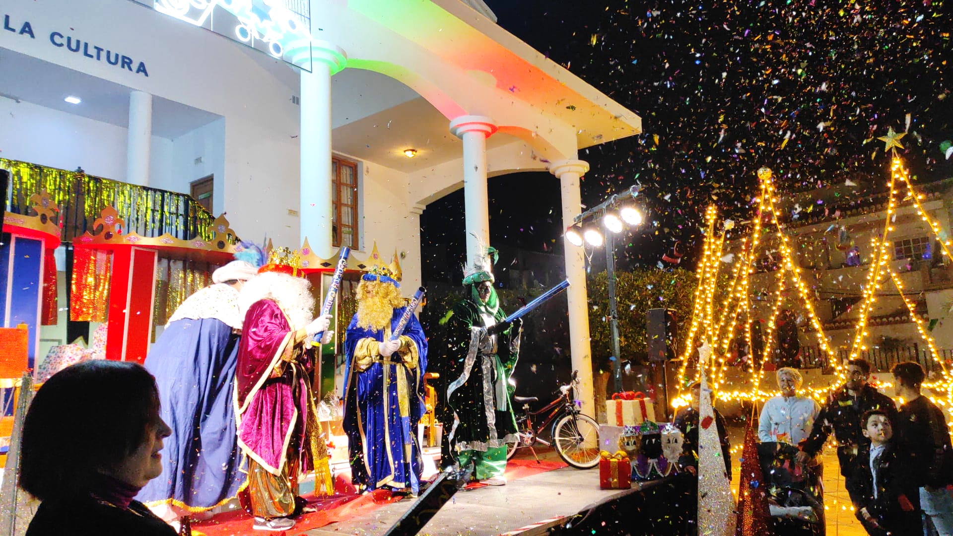 Lobres celebra una gran cabalgata de Reyes con carrozas propias.